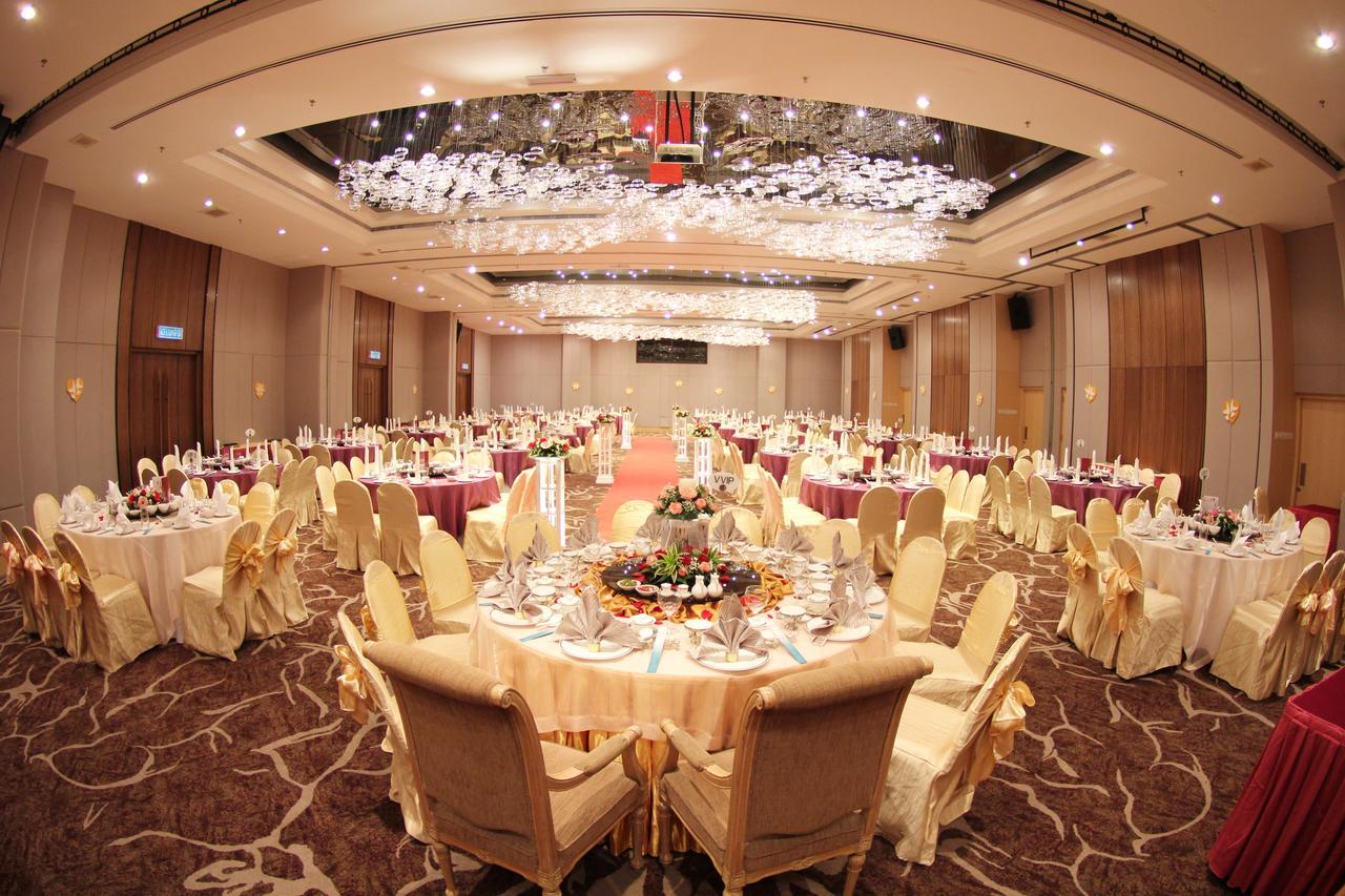 Mutiara Johor Bahru Hotel Exterior photo A wedding reception at the Grand Ballroom